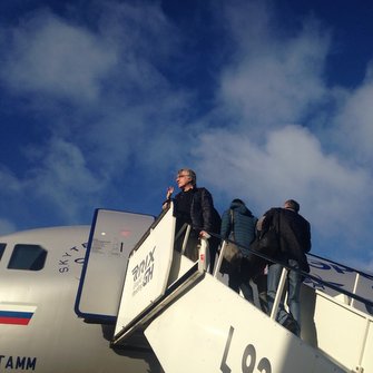 Дмитрий Крымов поднимается по трапу самолета. До свидания, Рига!