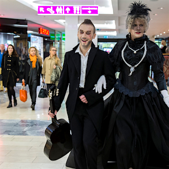Перформанс с участием артистов спектакля «О-й. Поздняя любовь» состоялся в одном из торговых центров Таллина